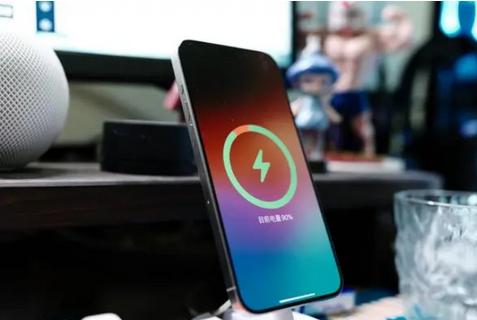 玉泉苹果15换屏服务分享用什么充电器给iPhone15充电更好 